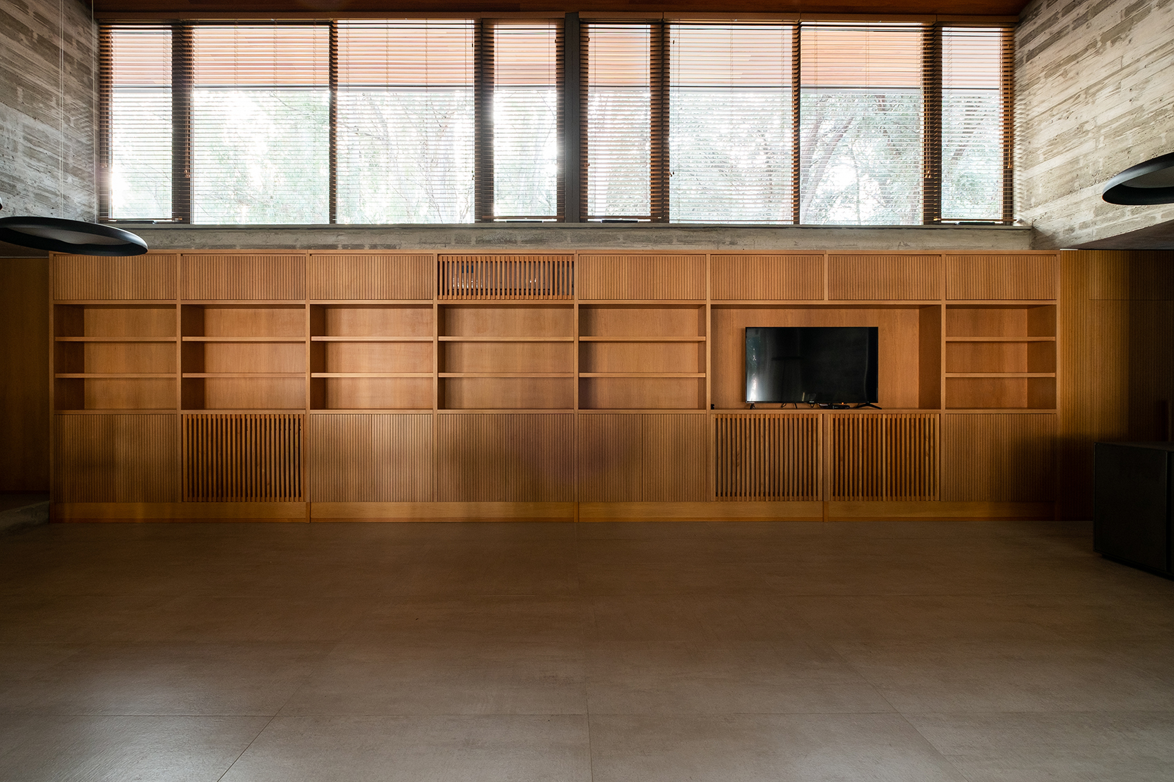 顺应场地高差，面向湖景：这个住宅看起来旧旧的，内部却光影斑驳