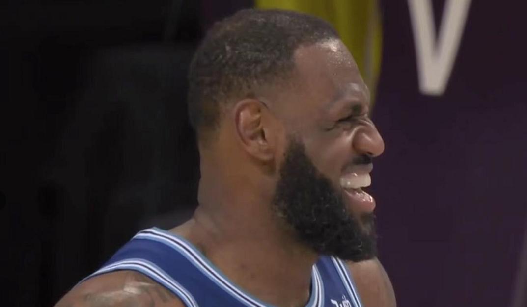 湖人30分大逆转小牛,湖人大胜狂砍150分詹姆斯砍多少