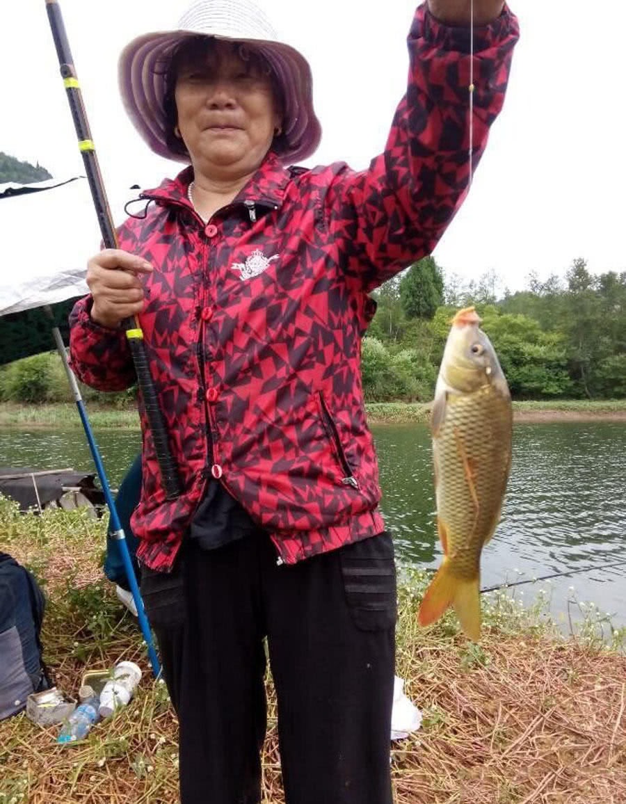 一对78岁的恩爱夫妻钓鱼,一对小夫妻钓鱼