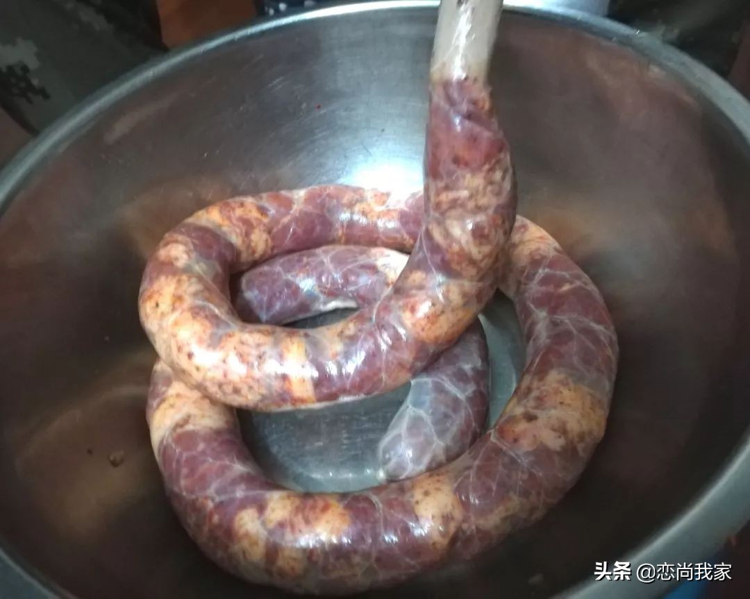 又到腌晒腊肉香肠的季节,又到了灌香肠腌腊肉的季节