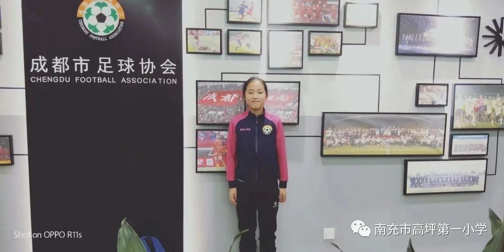 绿茵场上挥洒的青春,绿茵场上挥洒汗水追逐梦想