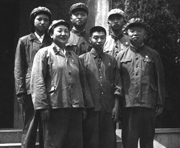 杨炬53岁丧夫，84岁丧子，面对生活不幸，一句“苦啊”令人落泪…