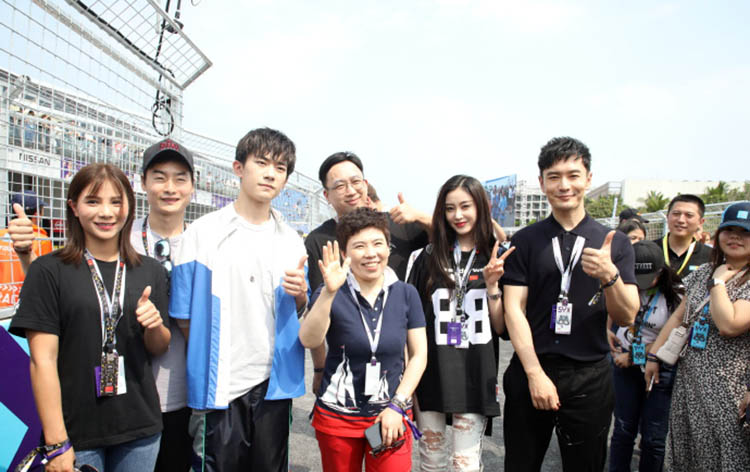 易烊千玺九号电动活动,易烊千玺现身机场穿清爽灰卫衣