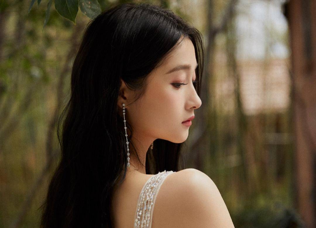 关晓彤深夜秀香肩,关晓彤上班路透照曝光