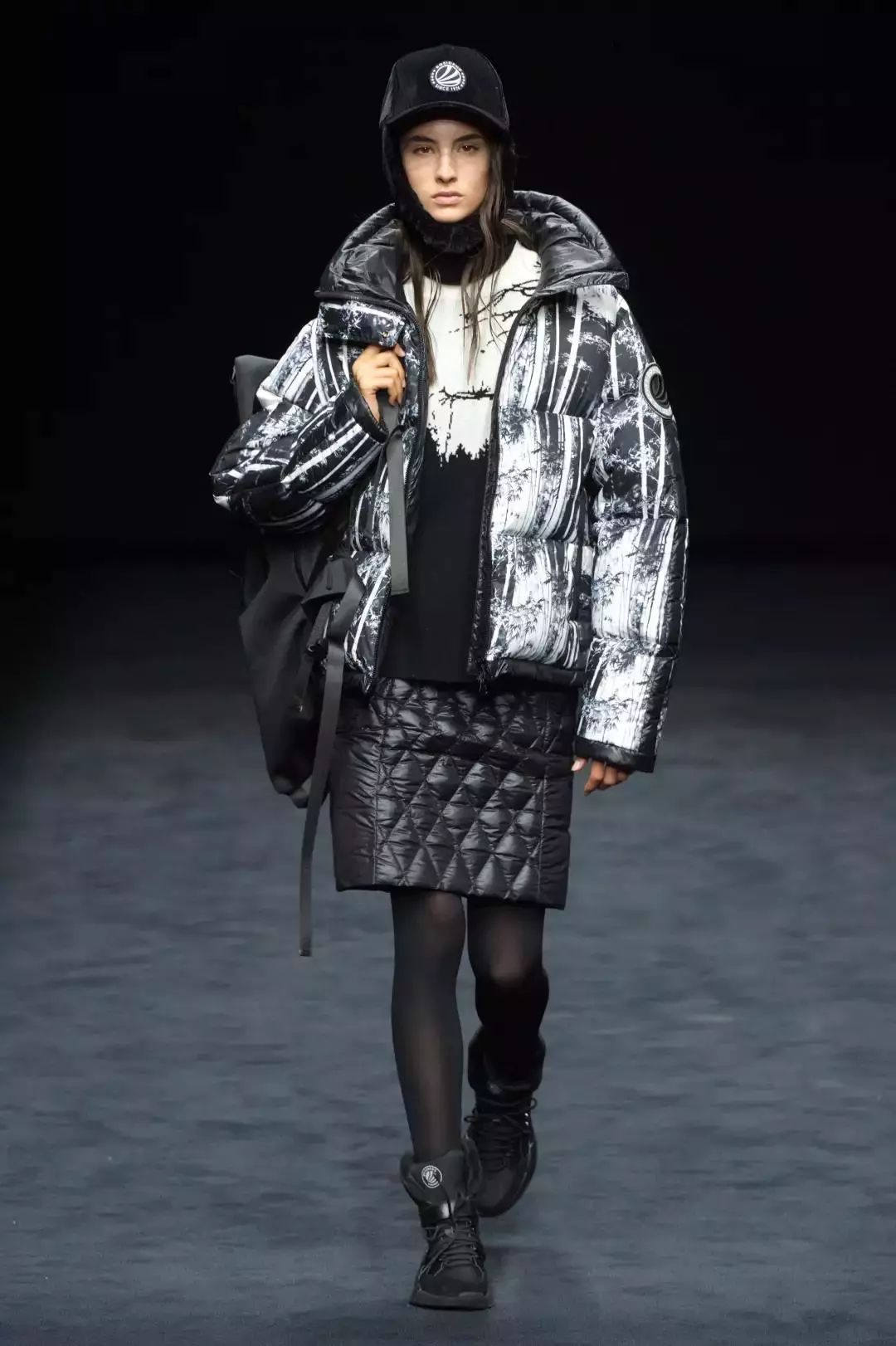 为了抢全球大咖都在翻牌的羽绒服，我差点挤晕在波司登...