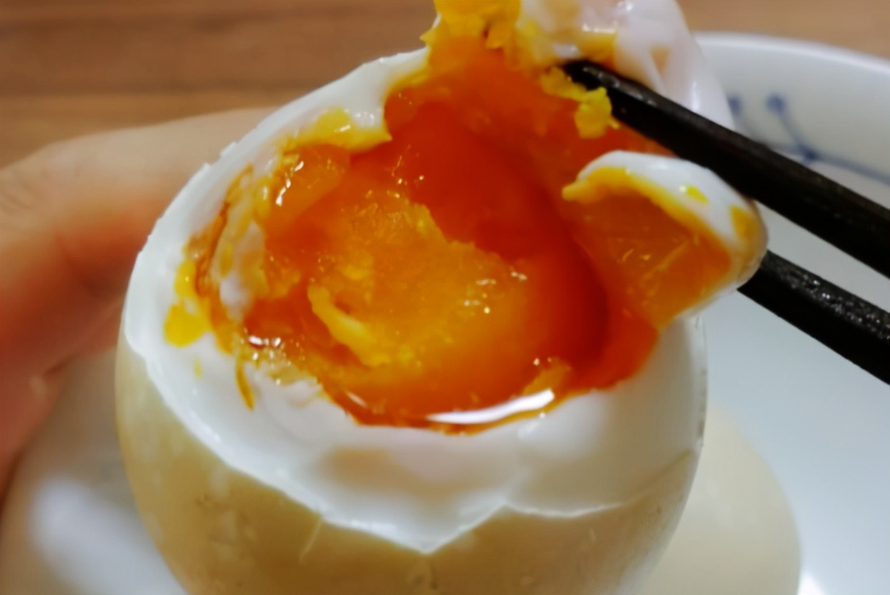 腌鸡蛋怎么做流油还不咸,腌鸡蛋怎么做好吃放时间久