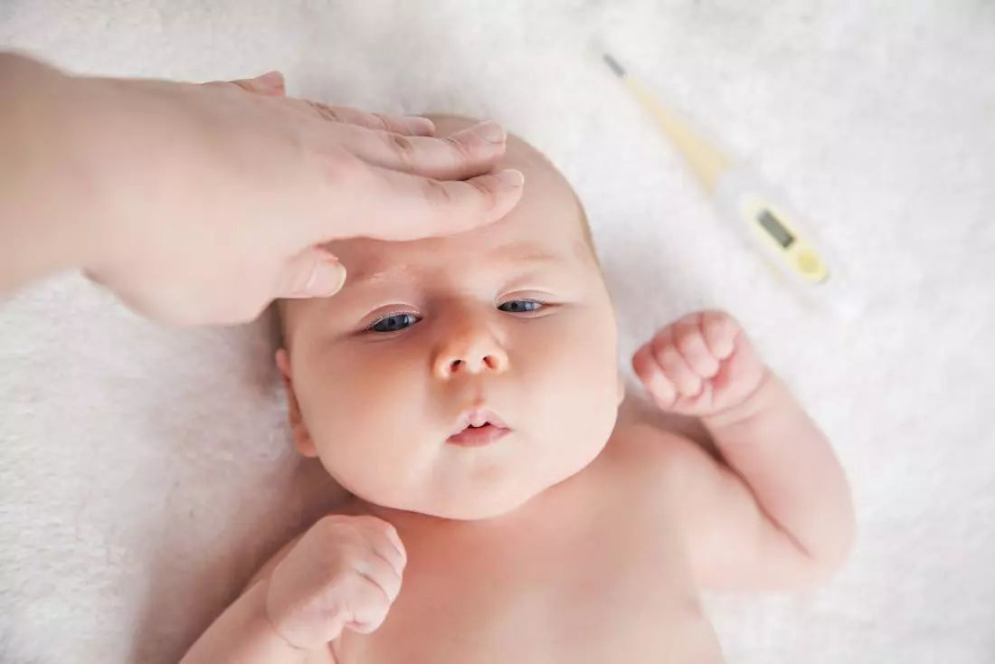 怎么给孩子穿适合的睡袋睡觉,给娃用睡袋还要穿球衣吗