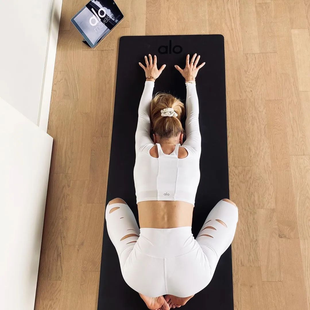 睡前五个瑜伽动作练出绵软好身材,越练越年轻的瑜伽方法