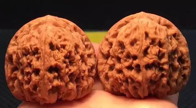 文玩核桃越盘越黑,盘文玩核桃的好处