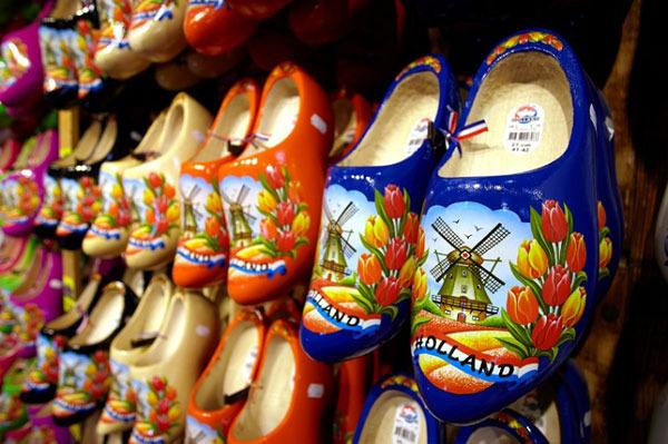 穿着木鞋前进的荷兰人