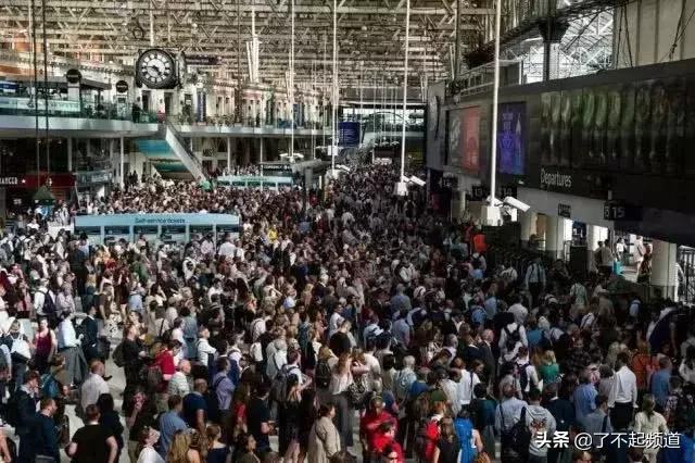 中国人帮外国人买票,中国人用英语帮外国人买火车票