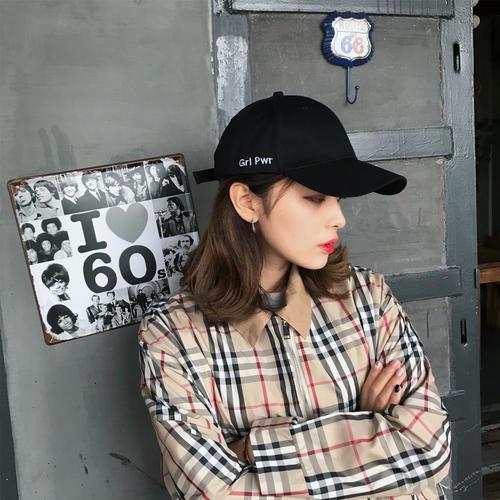 圆脸有刘海戴帽子怎么戴,圆脸怎样戴帽子好看