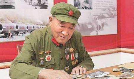 1986年扫地大爷暴露身份,解放后击落美国飞机的老英雄