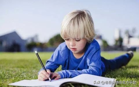 孩子写作业趴着写会不会脖子弯,孩子趴着写作业怎样纠正好