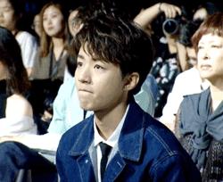 王俊凯怎么打哈欠的,王俊凯忍住打哈欠