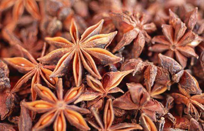 羊肉汤熬出来有异味怎么回事,羊肉汤有点发绿是姜放多了吗