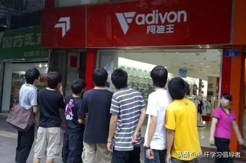 市值蒸发2380亿！又一全球巨头跌落神坛，靠疯狂打折自救