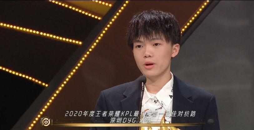 dyg比赛后清清接受采访,dyg秋季赛清清强悍担当