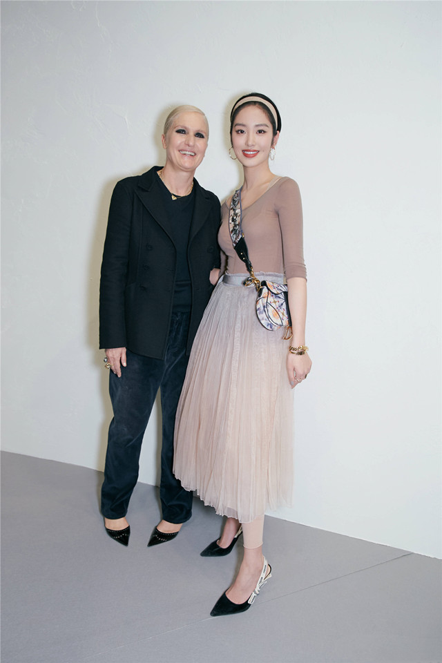 杨采钰穿绿色裙子,杨采钰秋款风衣穿搭