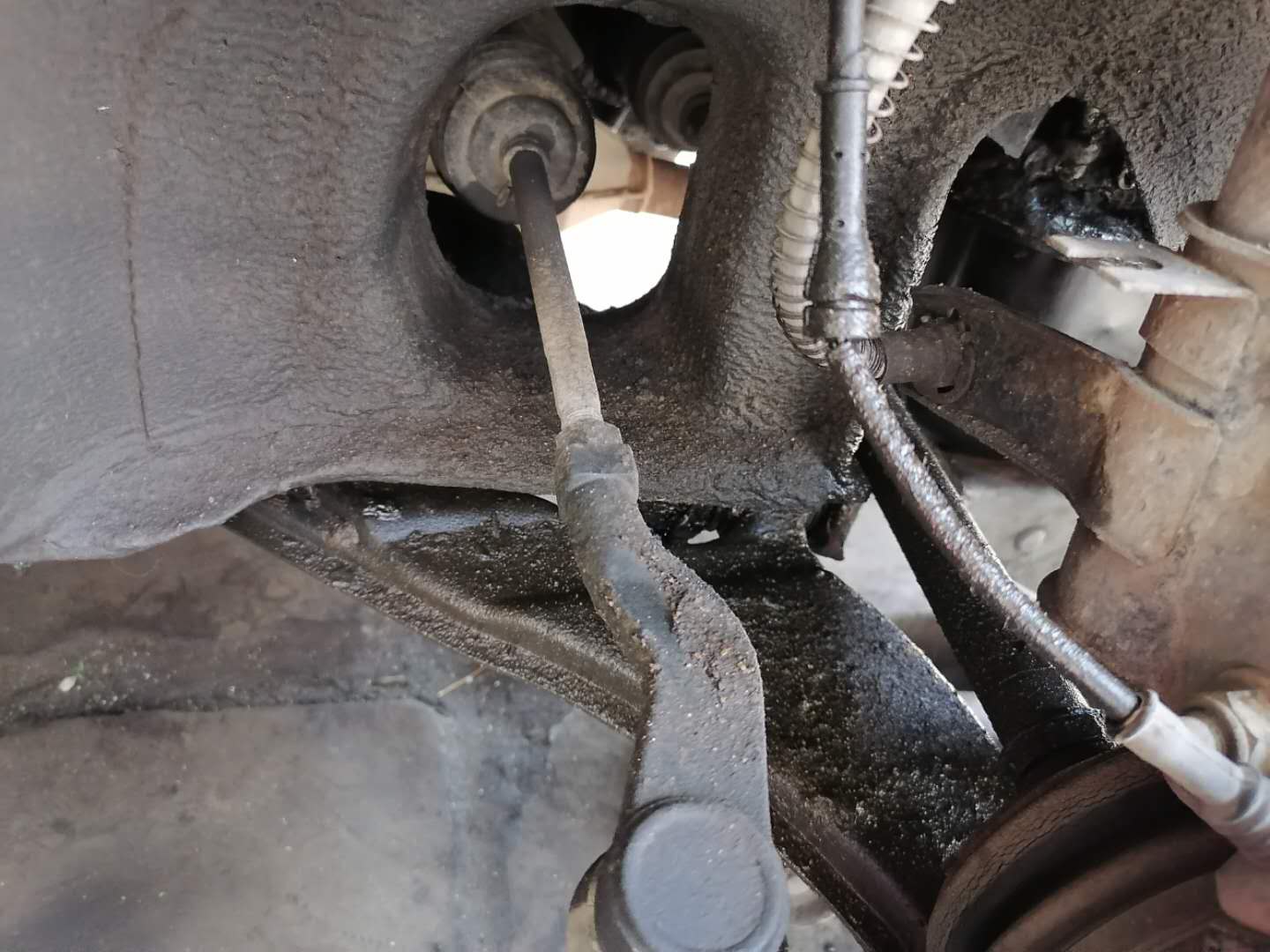 发动机漏油损伤皮带,发动机皮带断裂堵塞油底壳