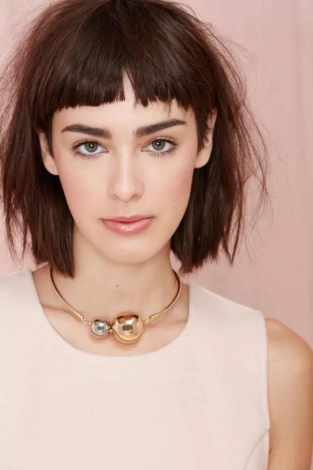 大脸刘海发型推荐自己剪,学生党如何剪修饰脸型的刘海