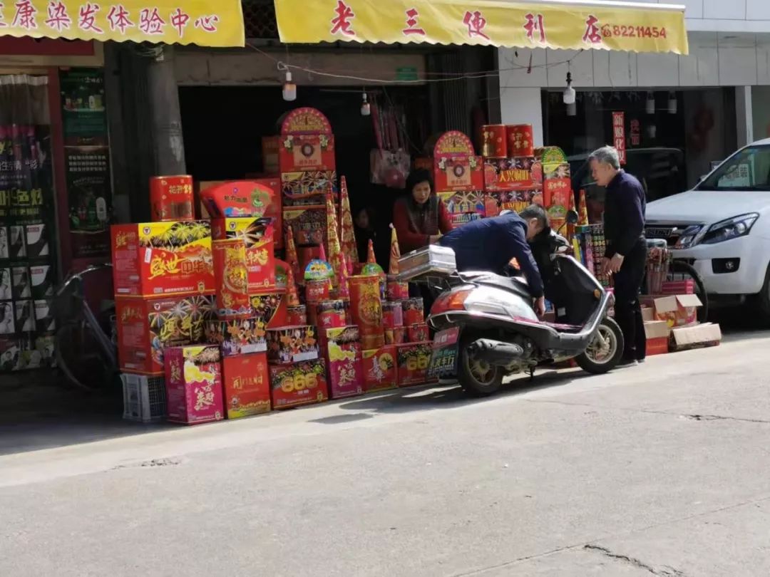 疫情下的县城夜晚照片真实,疫情时期农村的真实生活