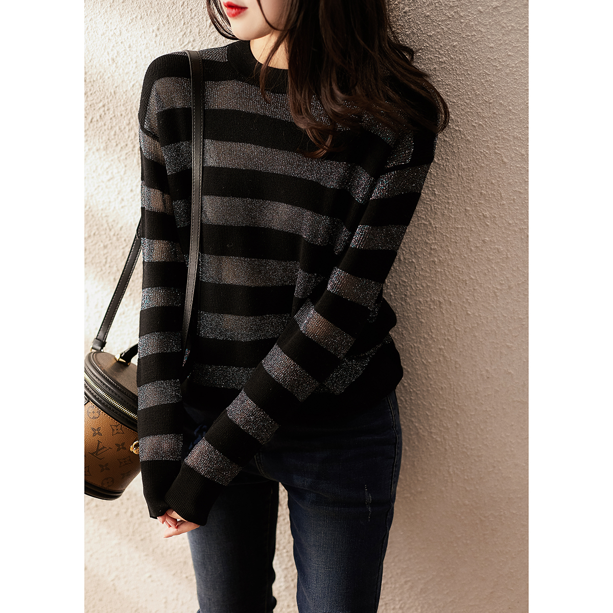 白色修身打底衫搭配裤子 (宽松保暖打底衫怎么搭配裤子)