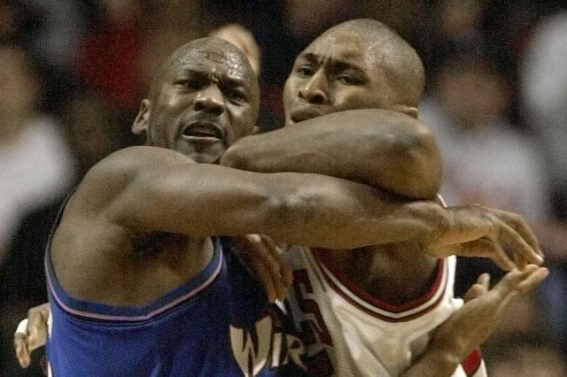 阿泰斯特撞断乔丹肋骨视频,阿泰斯特防守乔丹撞断肋骨视频