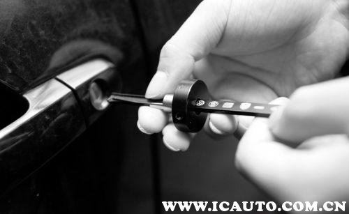 汽车钥匙后备箱键打不开后备箱,车钥匙锁后备箱里了怎么办视频