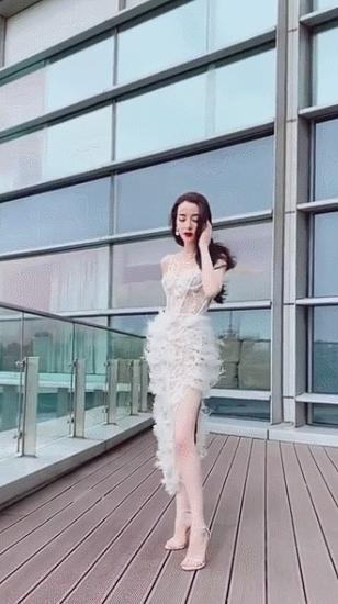 上戏的迪丽热巴,迪丽热巴和袁冰妍比赛劈叉