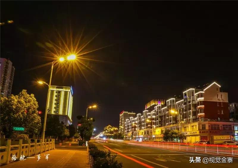 金寨城市夜晚霓虹灯璀璨,金寨山城夜景美景