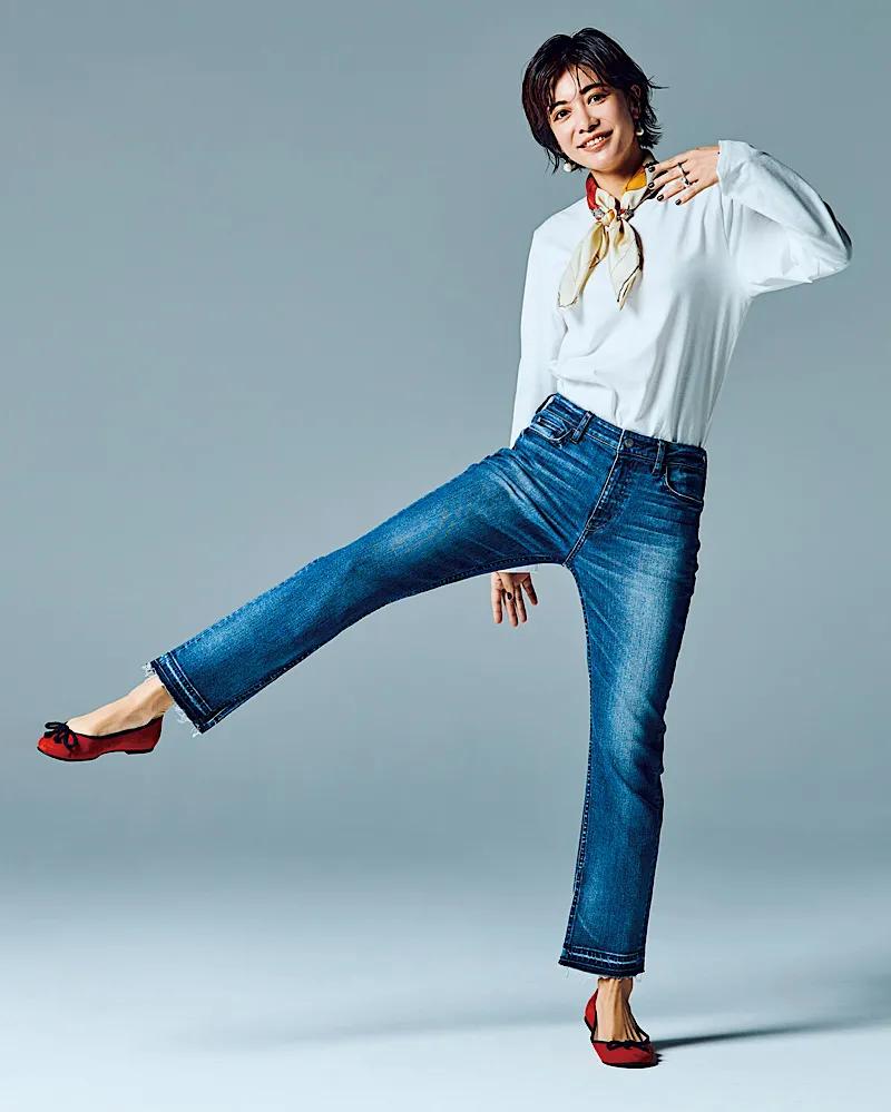 一条方丝巾怎么穿出时尚,素色丝巾的系法大全简单又好看