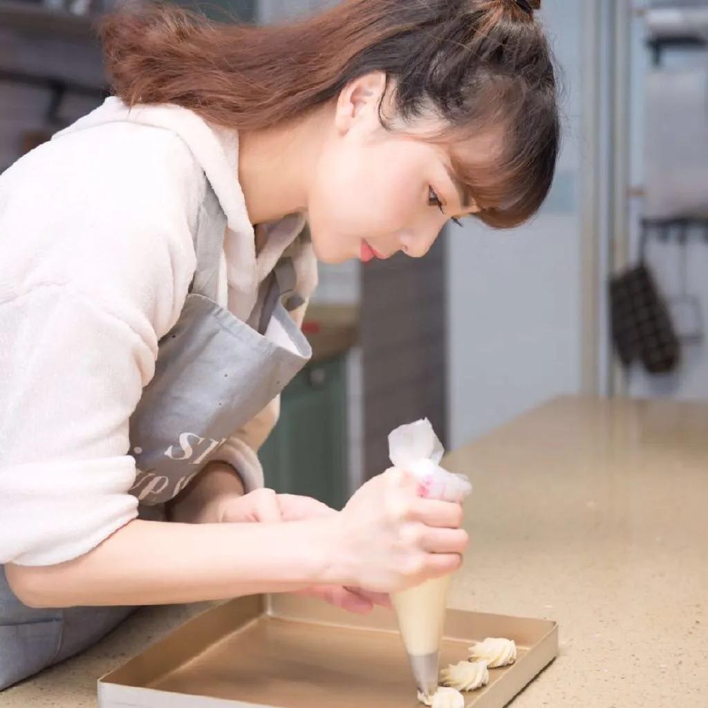 武汉姑娘摆摊做汉堡,武汉自己在家做美食