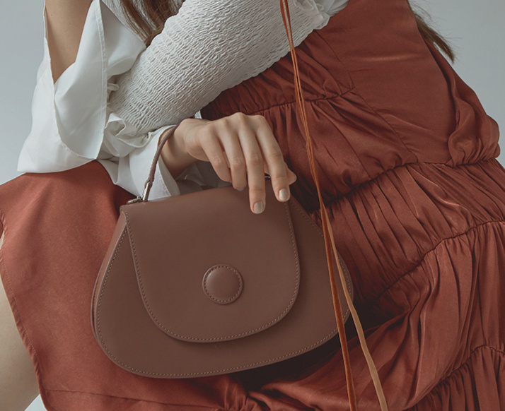 不要再背烂大街的双肩包了,别再背烂大街的轻奢包