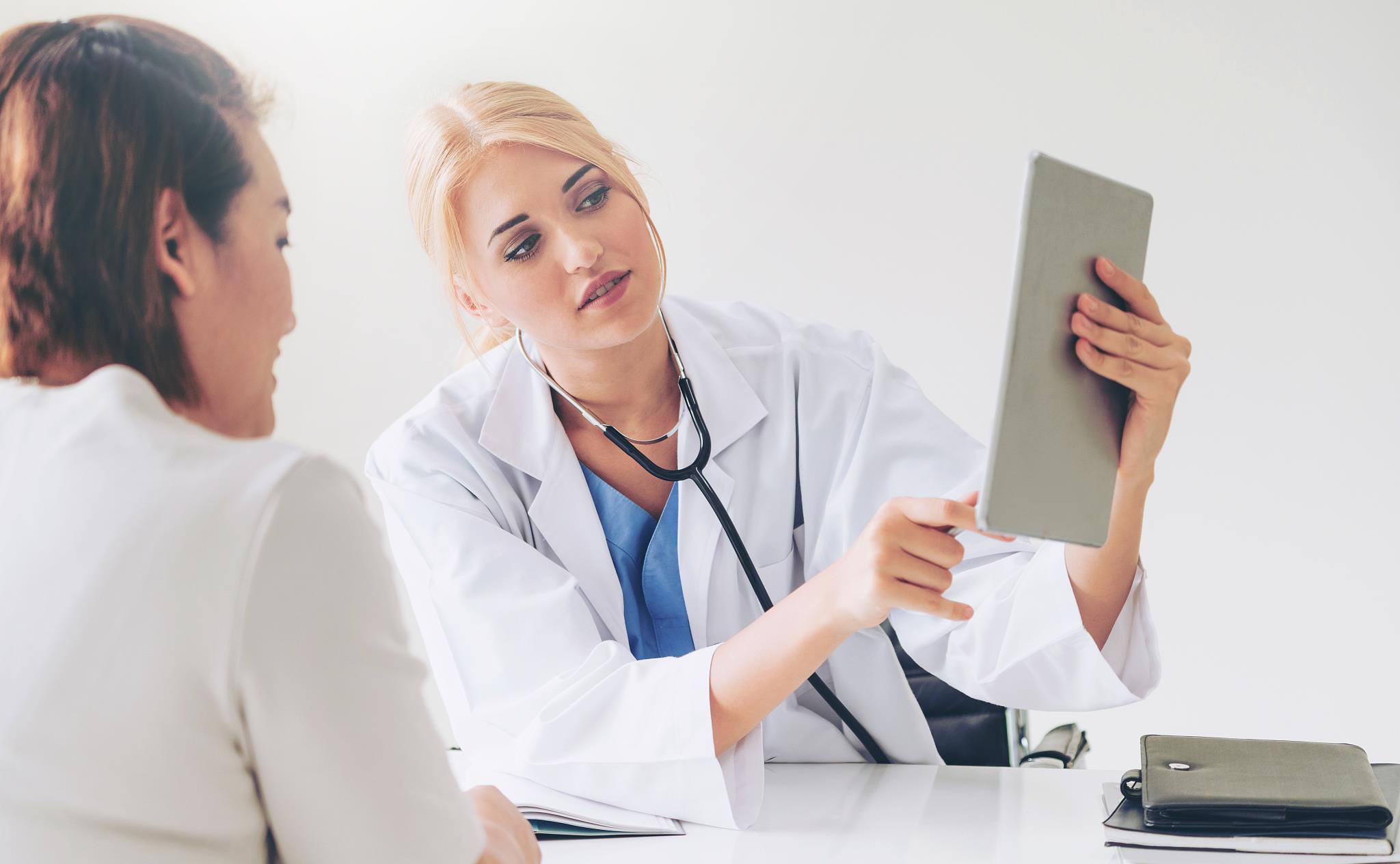 白带有血丝怎么回事严重吗,白带有血丝是什么原因应该怎么治