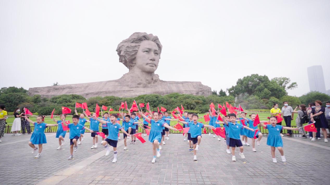 超燃！喜迎祖国华诞，诺贝尔摇篮人唱跳快闪打卡长沙经典地标