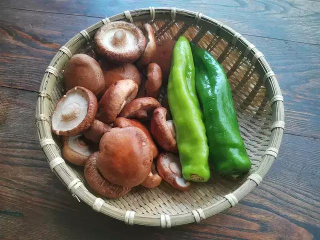 土豆和香菇做法家常菜,香菇土豆炖肉这样做全家人都爱吃