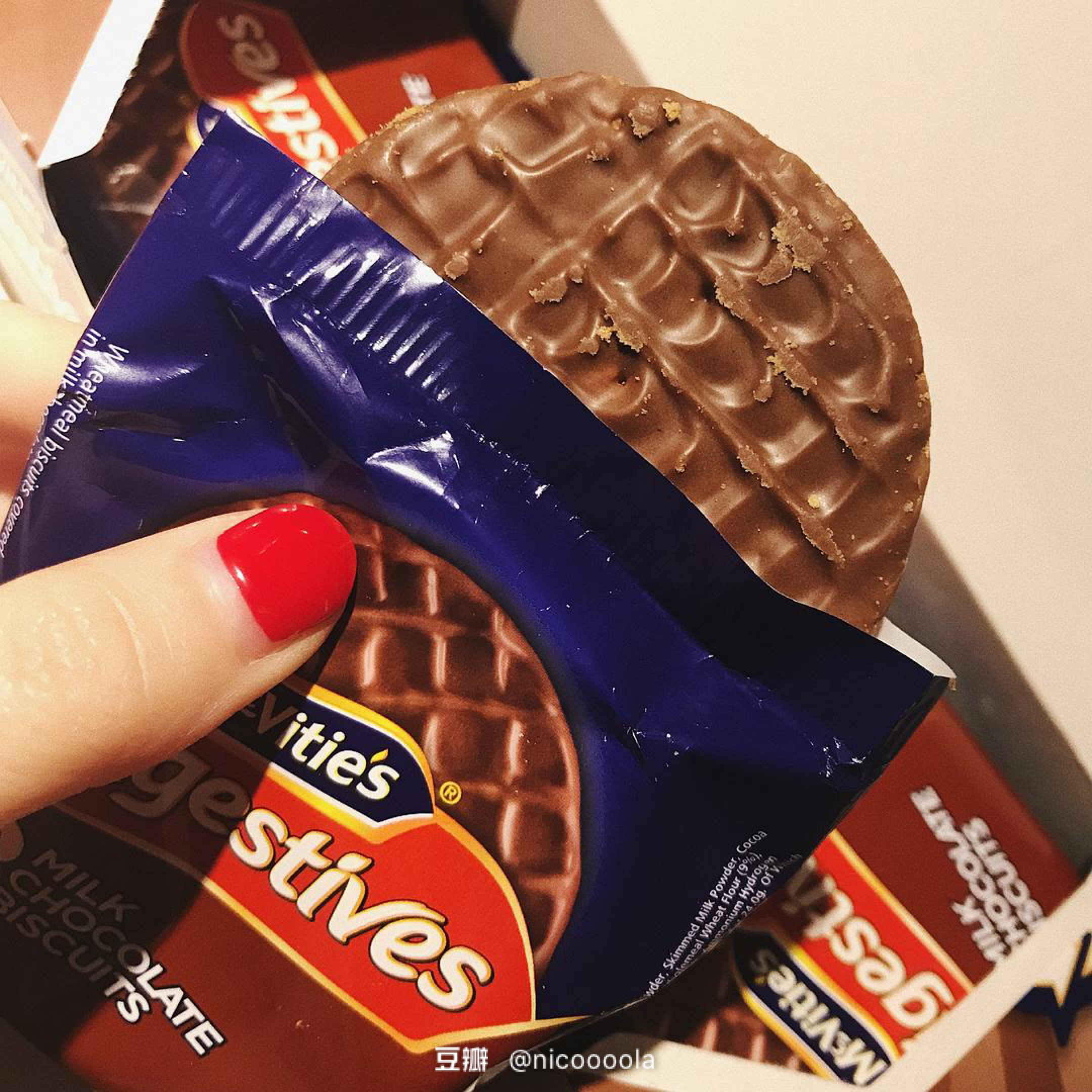 我在办公室的抽屉里，藏了一间小型超市