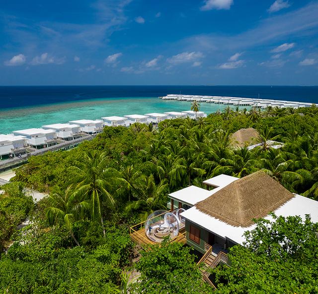 房间旁边就是泳池,房间旁边就是淋浴室