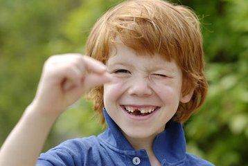 孩子换牙了吓的一直哭怎么办,小朋友换牙的时候就哭