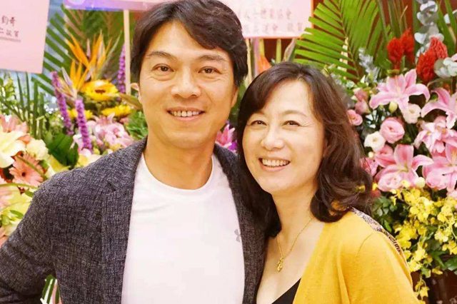 人生吴玉芳和江嘉良一家四口同框,江嘉良和吴玉芳年轻时候的照片