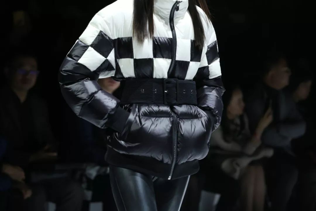 为了抢全球大咖都在翻牌的羽绒服，我差点挤晕在波司登...