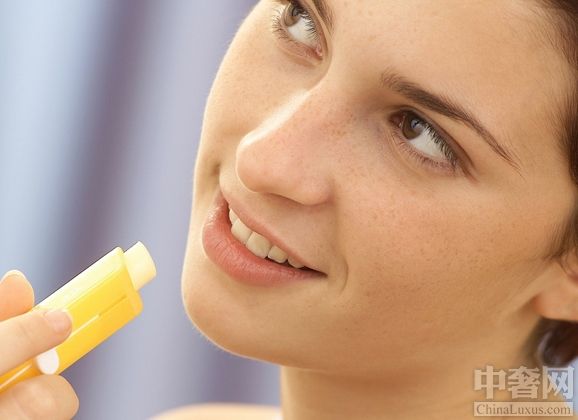 冬季烂嘴角是怎么回事,烂嘴角是因为上火吗