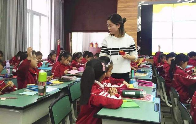 小学学生写情书,学生写情书被老师发现了