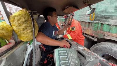 先别说话我老婆给我打电话呢,你们先别说话原文