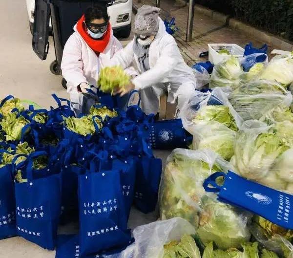 社区志愿者为居民疫情期间送物资,武汉居民志愿者行动