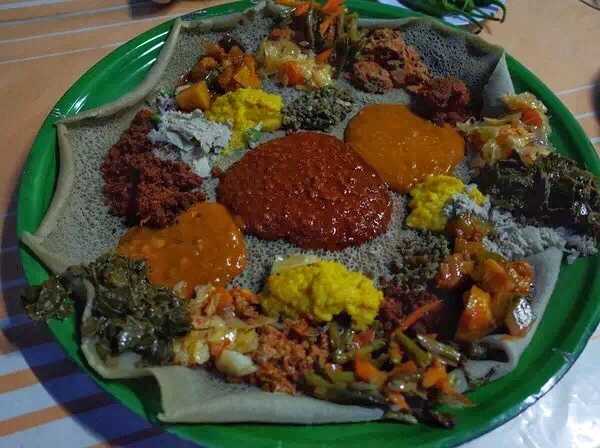 在埃塞俄比亚吃什么，对非洲美食没抱任何期待，甚至带着一丝恐惧