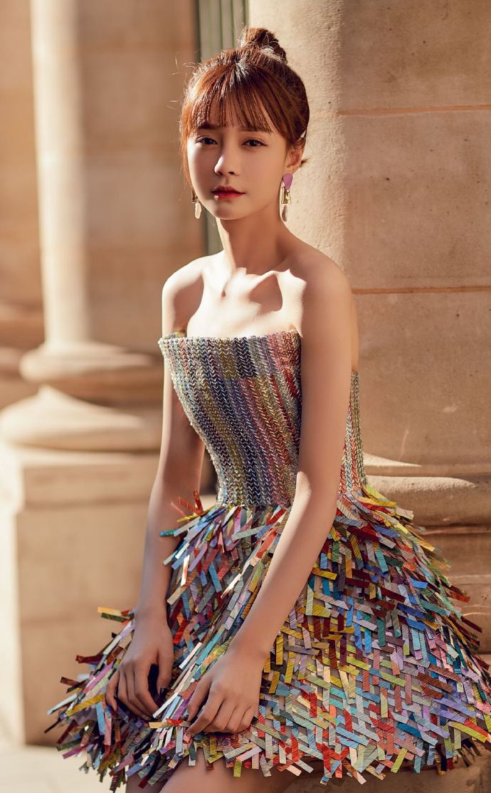 杜海涛沈梦辰幸福美满手牵手,杜海涛穿绿色风衣和沈梦辰写真