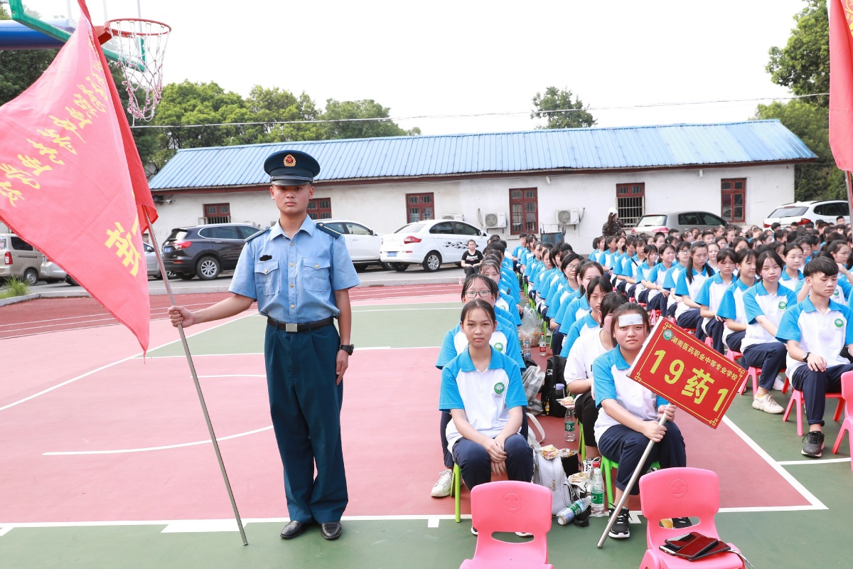 学医救死扶伤当兵保家卫国,学医习武救死扶伤十六字口号