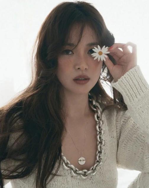 圆脸如何选配饰好看女,大圆脸女生适合的发型显年轻